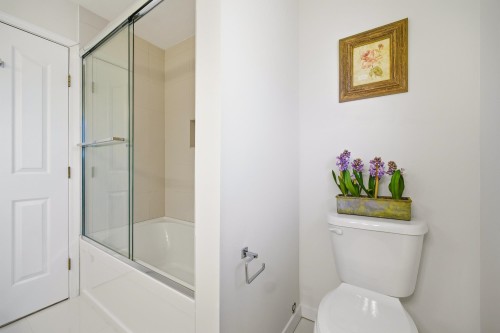 9113 Briar Road, Burnaby, BC - Indoor Photo Showing Bathroom