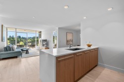 404-1210 27th Street E North Vancouver, BC V7J 0C5