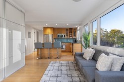 301-1540 Haro Street Vancouver, BC V6G 1G5