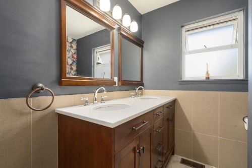 457 23Rd Street W, North Vancouver, BC 
