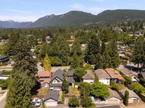 457 23Rd Street W, North Vancouver, BC 