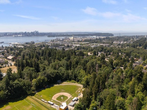 457 23Rd Street W, North Vancouver, BC 