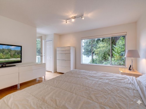 4947 Sunshine Coast Highway, Sechelt, BC - Indoor Photo Showing Bedroom