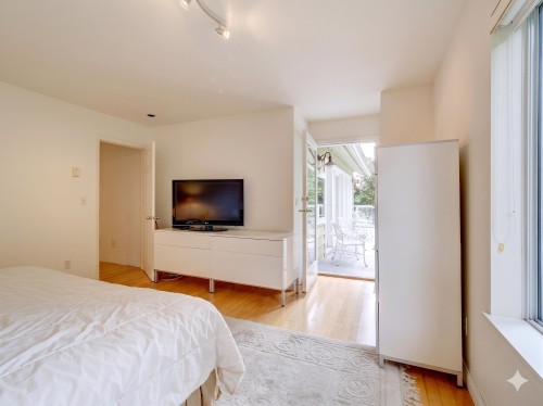 4947 Sunshine Coast Highway, Sechelt, BC - Indoor Photo Showing Bedroom