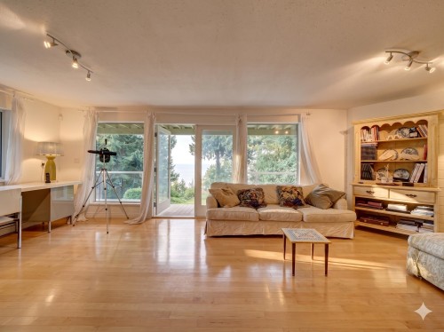 4947 Sunshine Coast Highway, Sechelt, BC - Indoor Photo Showing Living Room