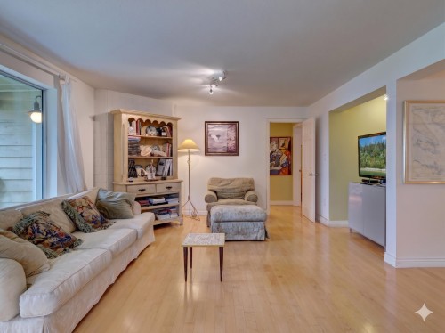 4947 Sunshine Coast Highway, Sechelt, BC - Indoor Photo Showing Living Room