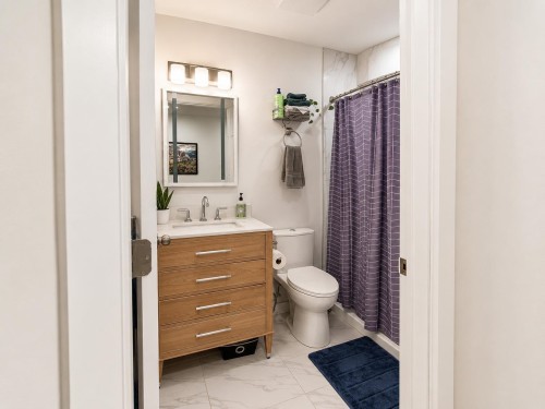 869 Clements Avenue, North Vancouver, BC - Indoor Photo Showing Bathroom