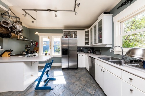 364 14Th Street E, North Vancouver, BC 