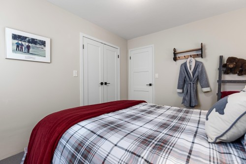 6266 Eagle Drive, Whistler, BC - Indoor Photo Showing Bedroom