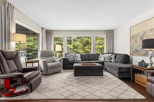 6266 Eagle Drive, Whistler, BC - Indoor Photo Showing Living Room