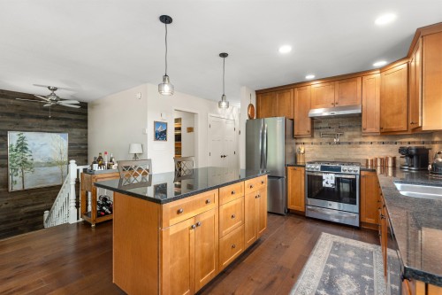 6266 Eagle Drive, Whistler, BC - Indoor Photo Showing Kitchen With Upgraded Kitchen
