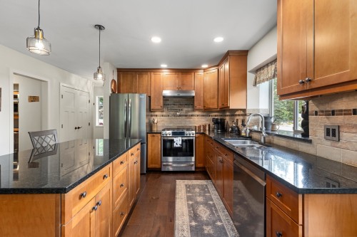 6266 Eagle Drive, Whistler, BC - Indoor Photo Showing Kitchen With Double Sink With Upgraded Kitchen