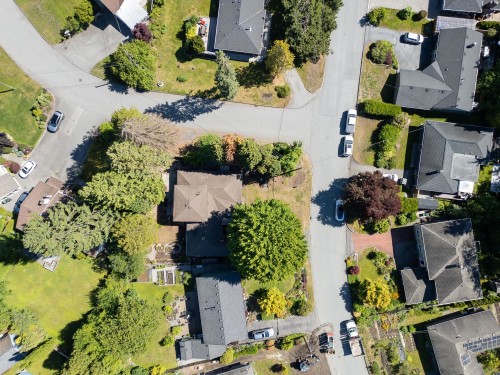 2495 Lauralynn Drive, North Vancouver, BC 
