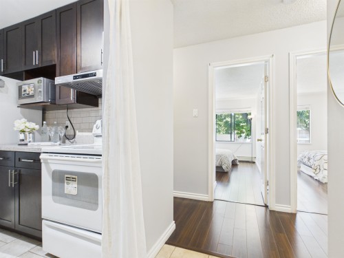 220-8411 Ackroyd, Richmond, BC - Indoor Photo Showing Kitchen