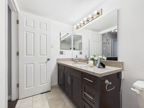 220-8411 Ackroyd, Richmond, BC - Indoor Photo Showing Bathroom