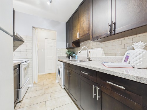 220-8411 Ackroyd, Richmond, BC - Indoor Photo Showing Kitchen
