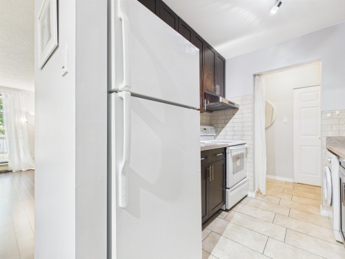 220-8411 Ackroyd, Richmond, BC - Indoor Photo Showing Kitchen