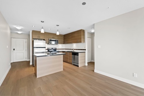 604-12079 Harris Road, Pitt Meadows, BC - Indoor Photo Showing Kitchen