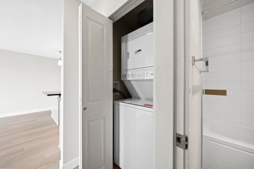 604-12079 Harris Road, Pitt Meadows, BC - Indoor Photo Showing Laundry Room