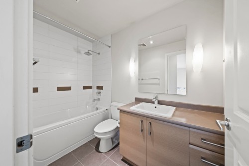 604-12079 Harris Road, Pitt Meadows, BC - Indoor Photo Showing Bathroom