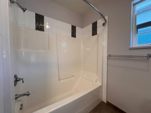 Upper-21292 123 Ave, Maple Ridge, BC - Indoor Photo Showing Bathroom