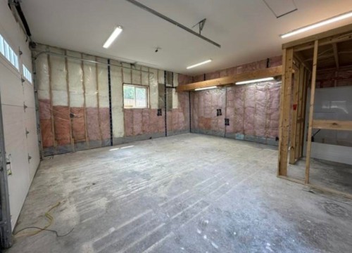 Upper-21292 123 Ave, Maple Ridge, BC - Indoor Photo Showing Garage
