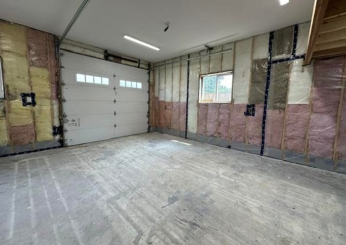 Upper-21292 123 Ave, Maple Ridge, BC - Indoor Photo Showing Garage