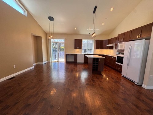 Upper-21292 123 Ave, Maple Ridge, BC - Indoor Photo Showing Kitchen