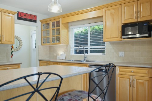 942 Porter Street, Coquitlam, BC - Indoor Photo Showing Kitchen With Double Sink