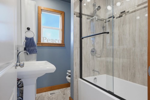 942 Porter Street, Coquitlam, BC - Indoor Photo Showing Bathroom