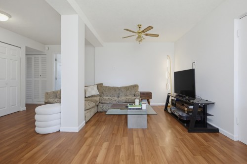 942 Porter Street, Coquitlam, BC - Indoor Photo Showing Living Room