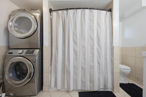 942 Porter Street, Coquitlam, BC - Indoor Photo Showing Laundry Room