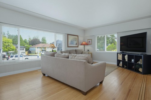 942 Porter Street, Coquitlam, BC - Indoor Photo Showing Living Room