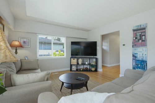 942 Porter Street, Coquitlam, BC - Indoor Photo Showing Living Room