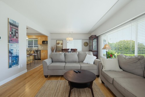 942 Porter Street, Coquitlam, BC - Indoor Photo Showing Living Room