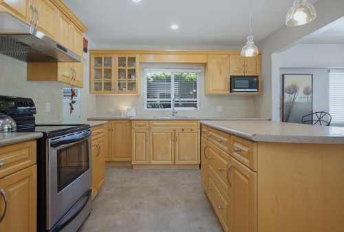 942 Porter Street, Coquitlam, BC - Indoor Photo Showing Kitchen