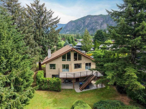 1464 Maple Crescent  Squamish, BC V0N 1H0