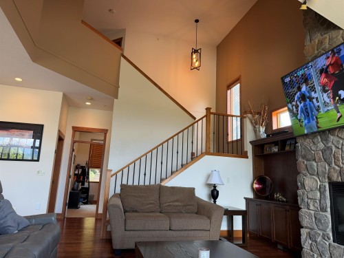 22856 137 Avenue, Maple Ridge, BC - Indoor Photo Showing Living Room With Fireplace