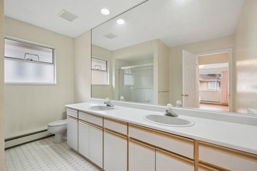 8511 Ash Street, Richmond, BC - Indoor Photo Showing Bathroom