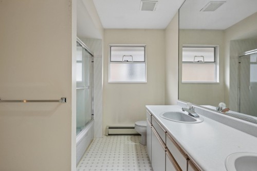 8511 Ash Street, Richmond, BC - Indoor Photo Showing Bathroom