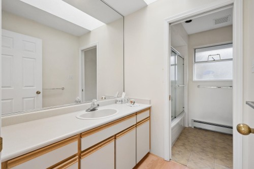 8511 Ash Street, Richmond, BC - Indoor Photo Showing Bathroom