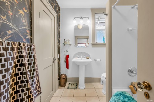 3174 10Th Avenue W, Vancouver, BC - Indoor Photo Showing Bathroom