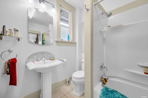 3174 10Th Avenue W, Vancouver, BC - Indoor Photo Showing Bathroom