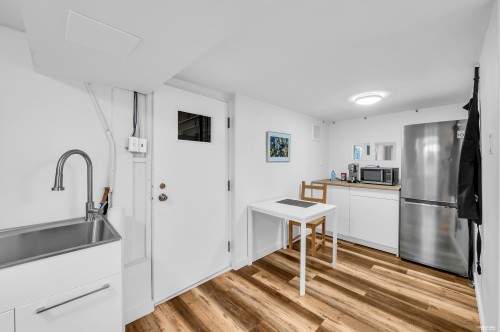 3174 10Th Avenue W, Vancouver, BC - Indoor Photo Showing Kitchen