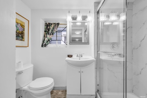 3174 10Th Avenue W, Vancouver, BC - Indoor Photo Showing Bathroom