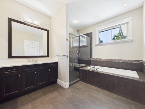 638 Austin Avenue, Coquitlam, BC - Indoor Photo Showing Bathroom