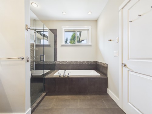 638 Austin Avenue, Coquitlam, BC - Indoor Photo Showing Bathroom