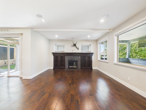 638 Austin Avenue, Coquitlam, BC - Indoor Photo Showing Living Room
