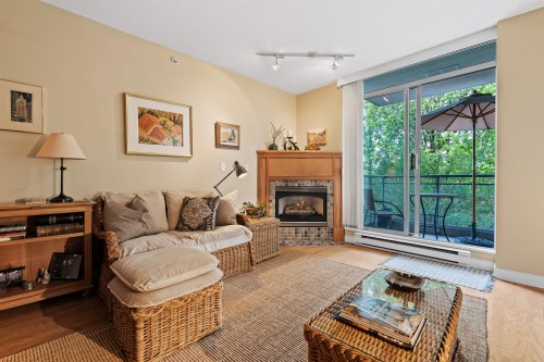 302-588 16th Street  West Vancouver, BC V7V 3R7