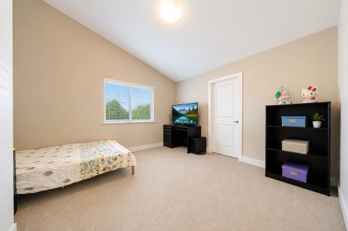 10499 Mceachern Street, Maple Ridge, BC - Indoor Photo Showing Bedroom